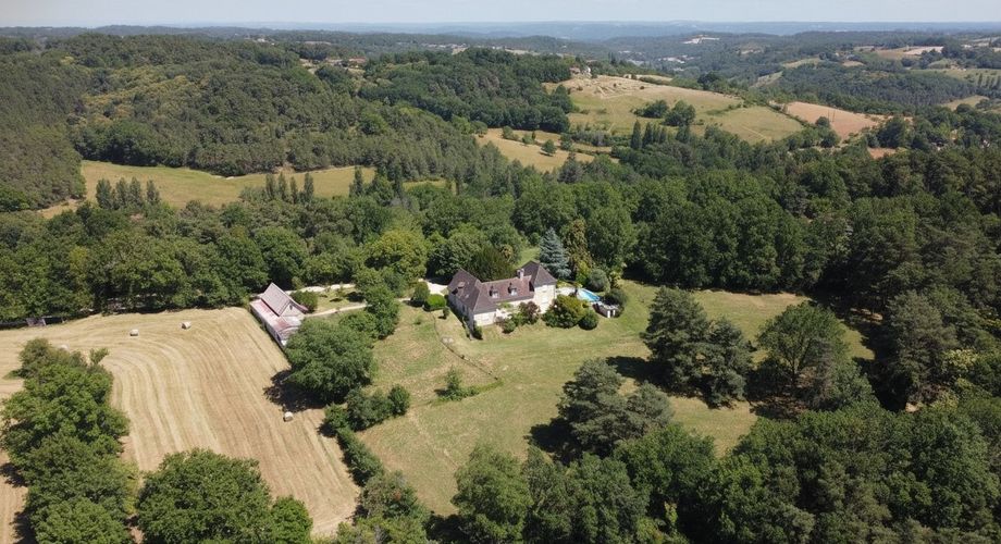 Entre Périgueux et Brive, à 2.5 km de toutes les commodités, propriété de 14 ha composée de prairies et de bois avec une source, une grange et maison d'habitation de 300 m², vente sous forme de démembrement.