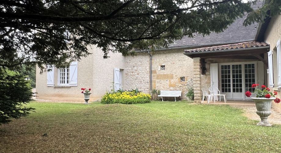 Entre Périgueux et Brive, propriété de 14 ha composée de prairies et de bois avec une source, une grange et maison d'habitation de 300 m², vente sous forme de démembrement.