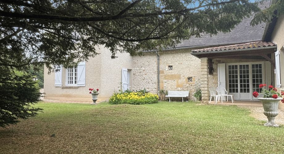 Entre Périgueux et Brive, à 2.5 km de toutes les commodités, propriété de 14 ha composée de prairies et de bois avec une source, une grange et maison d'habitation de 300 m², vente sous forme de démembrement.