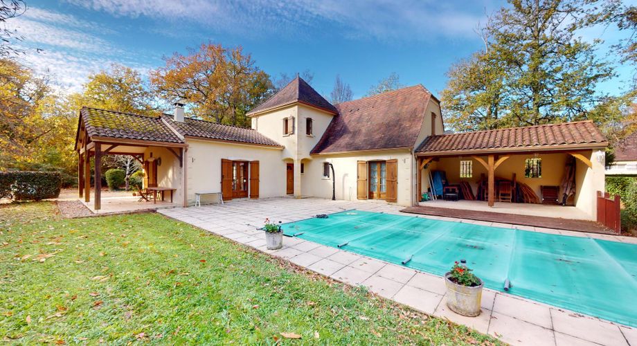 En Périgord noir, Superbe maison périgourdine avec piscine dans le secteur de Montignac-Lascaux.