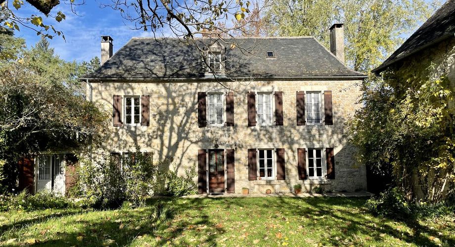En Périgord Noir, dans un village avec commerces et services, maison ancienne de 148 m² et grange, sur plus de 1500 m2 de terrain.