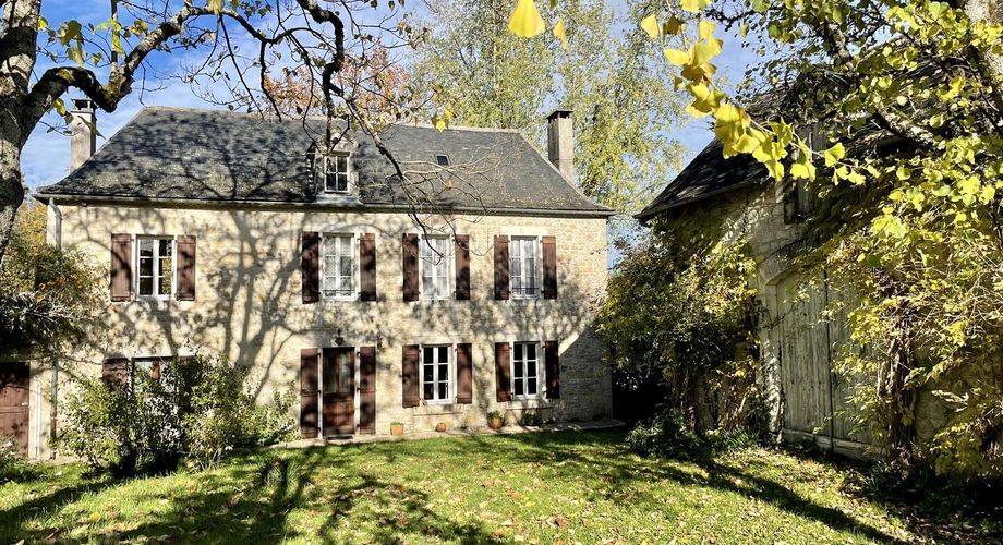 En Périgord Noir, dans un village avec commerces et services, maison ancienne de 148 m² et grange, sur plus de 1500 m2 de terrain.