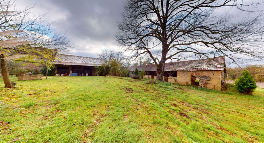 Entre Montignac et Sarlat, propriété typique du Périgord à rénover avec partie habitable. Terrain d'environ 3 hectares en nature de terre agricole libre.