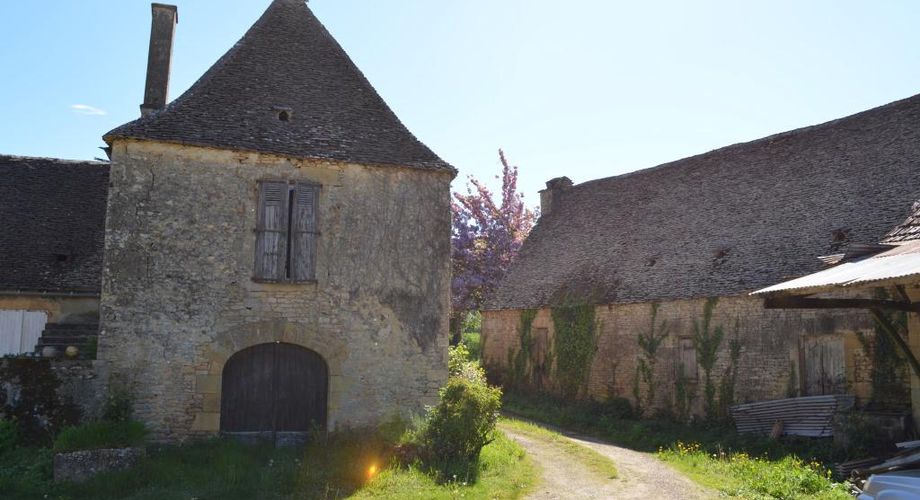 Entre Montignac et Sarlat, propriété typique du Périgord à rénover avec partie habitable. Terrain d'environ 3 hectares en nature de terre agricole libre.