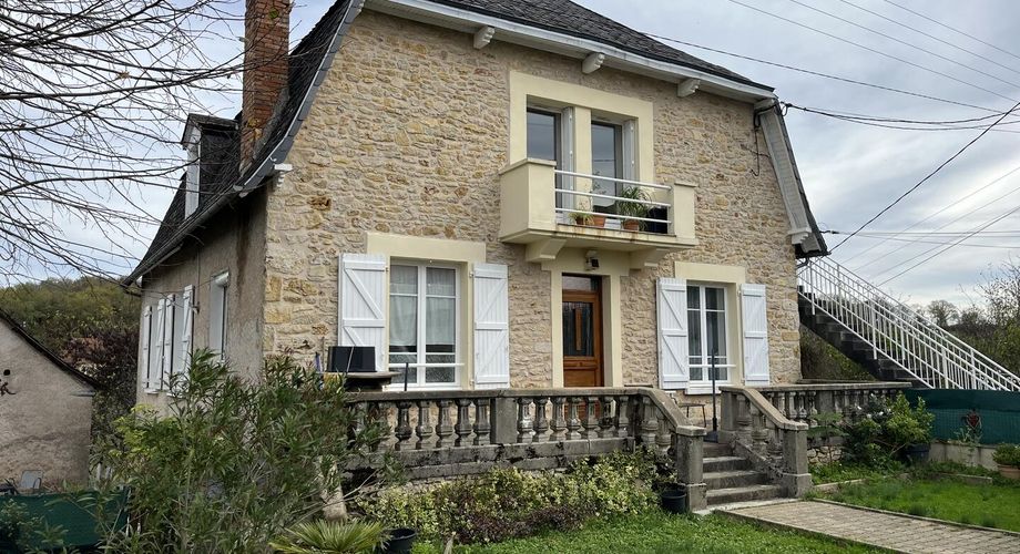 En Périgord Noir, sur les hauteurs, dans un hameau calme, maison sur trois niveaux développant plus de 200 m² habitables, en 3 logements.
