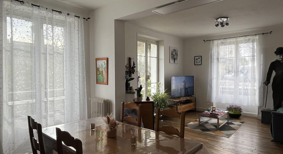 En Périgord Noir, sur les hauteurs, dans un hameau calme, maison sur trois niveaux développant plus de 200 m² habitables, en 3 logements.