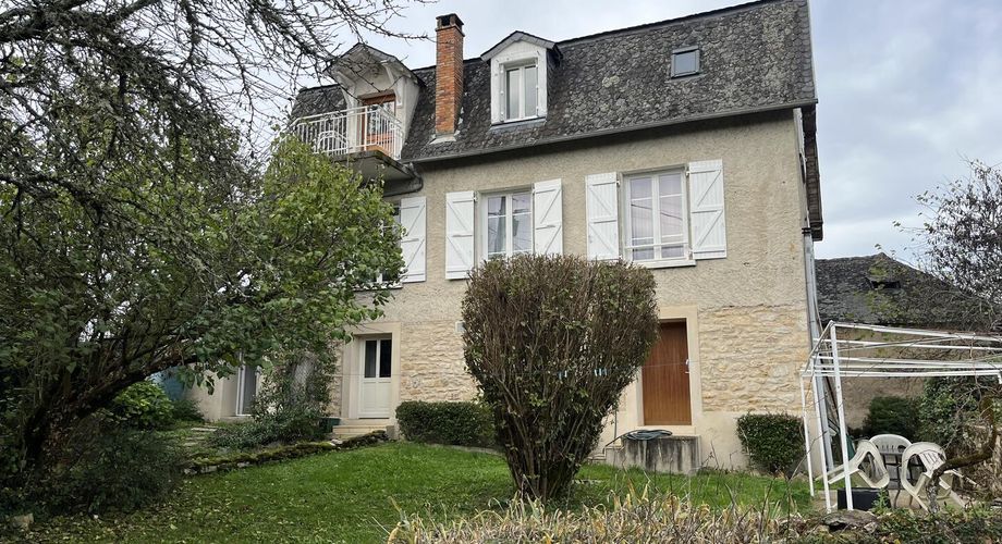 En Périgord Noir, sur les hauteurs, dans un hameau calme, maison sur trois niveaux développant plus de 200 m² habitables, en 3 logements.