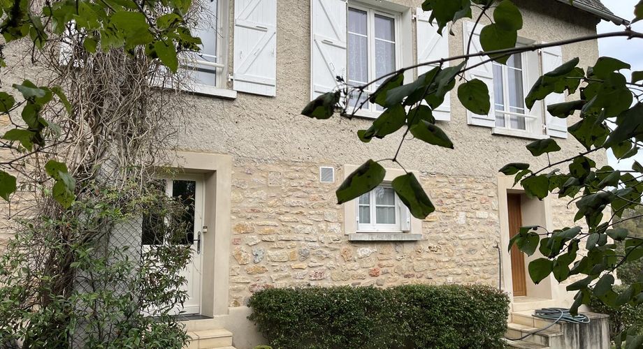 En Périgord Noir, sur les hauteurs, dans un hameau calme, maison sur trois niveaux développant plus de 200 m² habitables, en 3 logements.