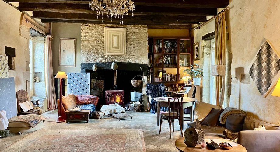 En Périgord Noir, en campagne, à 10 minutes de tous les commerces et écoles, propriété de charme sur plus de 2 hectares comprenant une maison d'artiste, une grange aménagée façon 