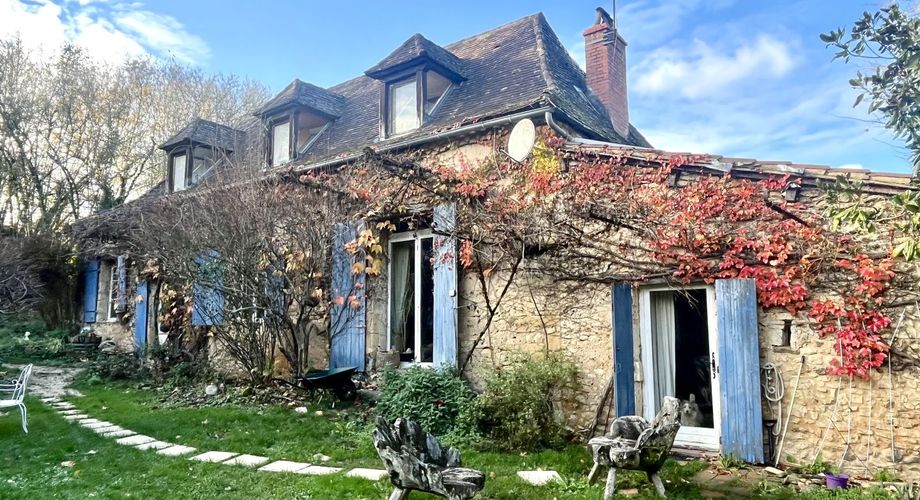 En Périgord Noir, en campagne, à 10 minutes de tous les commerces et écoles, propriété de charme sur plus de 2 hectares comprenant une maison d'artiste, une grange aménagée façon 