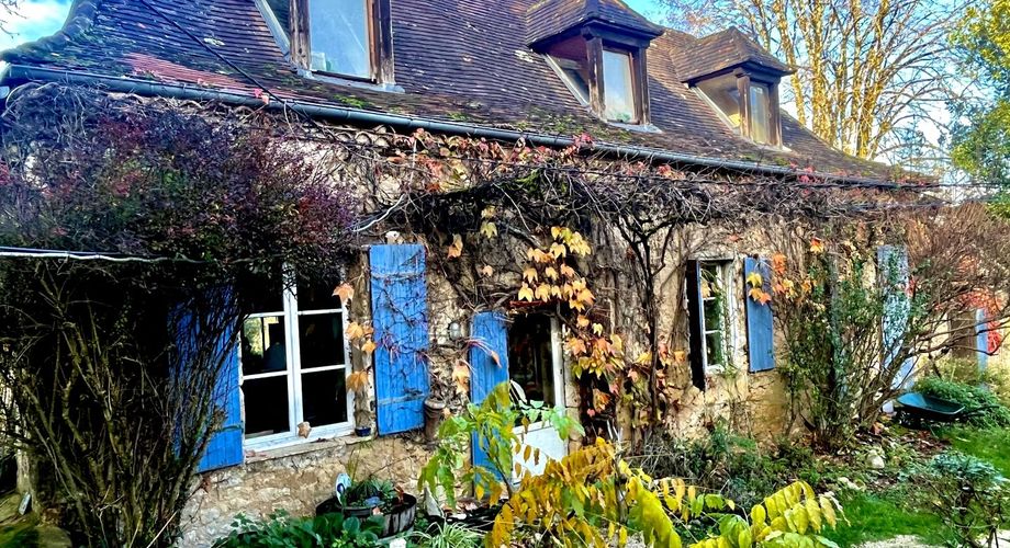 En Périgord Noir, en campagne, à 10 minutes de tous les commerces et écoles, propriété de charme sur plus de 2 hectares comprenant une maison d'artiste, une grange aménagée façon 