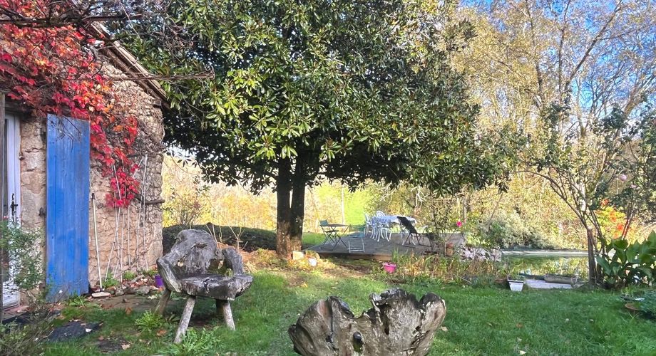 En Périgord Noir, en campagne, à 10 minutes de tous les commerces et écoles, propriété de charme sur plus de 2 hectares comprenant une maison d'artiste, une grange aménagée façon 