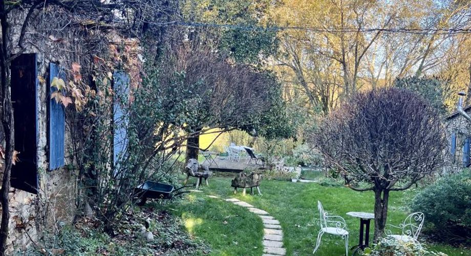En Périgord Noir, en campagne, à 10 minutes de tous les commerces et écoles, propriété de charme sur plus de 2 hectares comprenant une maison d'artiste, une grange aménagée façon 