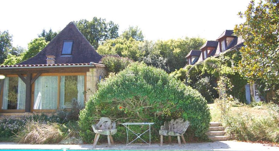 En Périgord Noir, en campagne, à 10 minutes de tous les commerces et écoles, propriété de charme sur plus de 2 hectares comprenant une maison d'artiste, une grange aménagée façon 