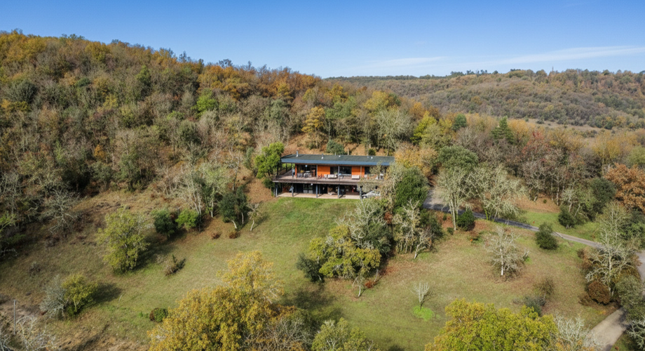 En Périgord Noir, à quelques minutes de Montignac-Lascaux, superbe maison d'architecte construite en bois sur plus de deux hectares de terrain. Vue exceptionnelle.