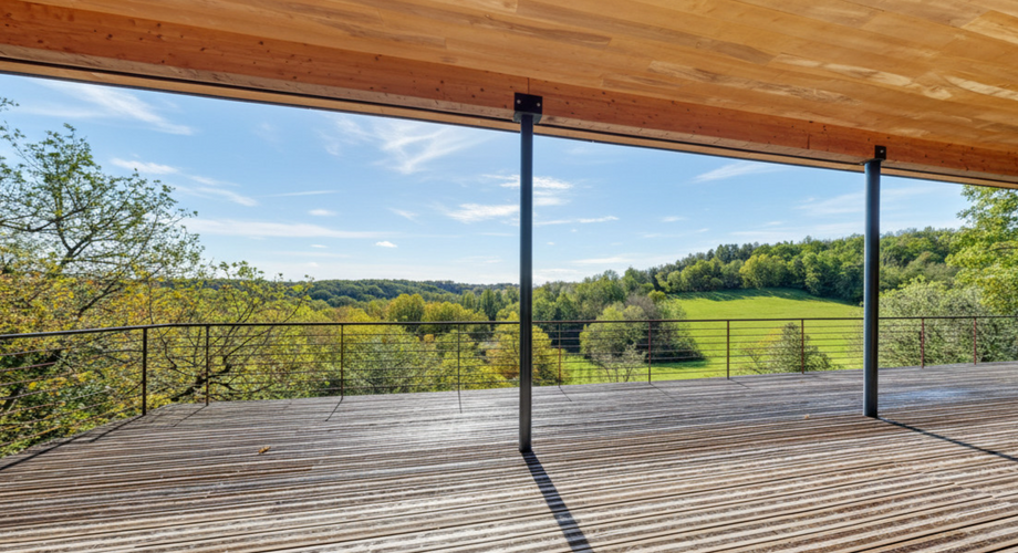 En Périgord Noir, à quelques minutes de Montignac-Lascaux, superbe maison d'architecte construite en bois sur plus de deux hectares de terrain. Vue exceptionnelle.