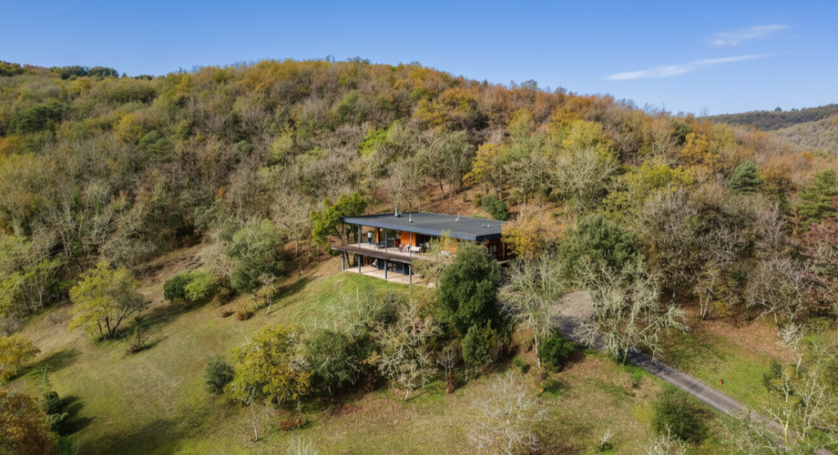 En Périgord Noir, à quelques minutes de Montignac-Lascaux, superbe maison d'architecte construite en bois sur plus de deux hectares de terrain. Vue exceptionnelle.