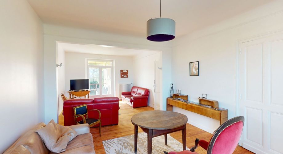 En Périgord Noir, maison en pierre entièrement rénovée dans un village avec tous commerces et écoles.