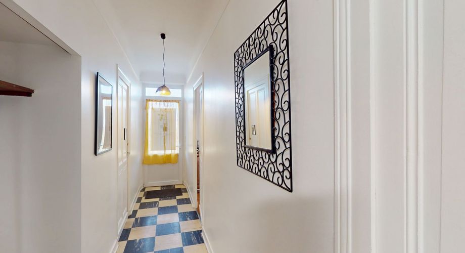 En Périgord Noir, maison en pierre entièrement rénovée dans un village avec tous commerces et écoles.