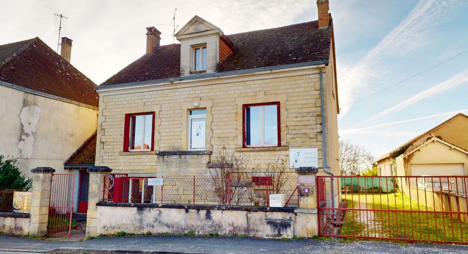En Périgord Noir, dans un village avec commerces et écoles, maison en pierre entièrement rénovée.
