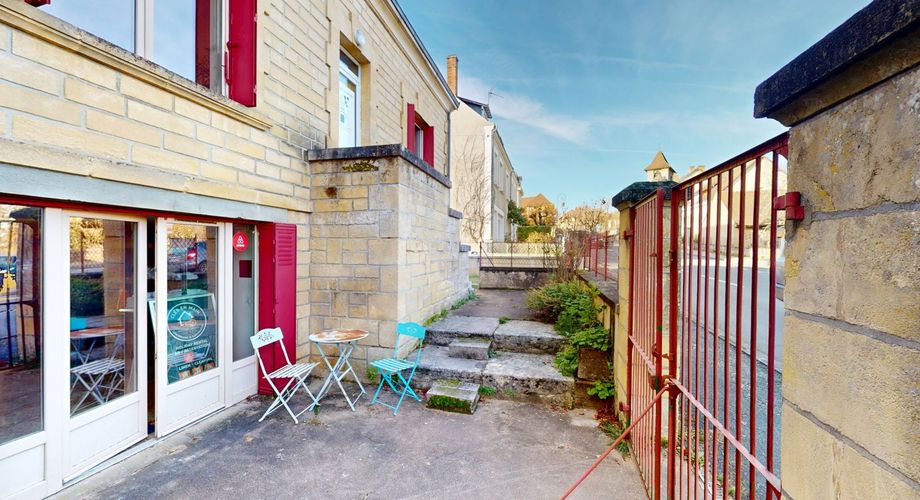 En Périgord Noir, maison en pierre entièrement rénovée dans un village avec tous commerces et écoles.