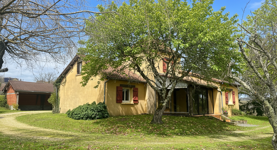 En Périgord Noir, sur les hauteurs de TAMNIES, maison de 120 m² située au calme avec jolie vue.