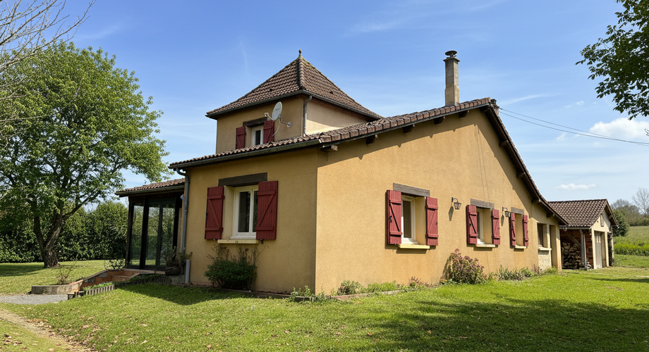 En Périgord Noir, sur les hauteurs de TAMNIES, maison de 120 m² située au calme avec jolie vue.