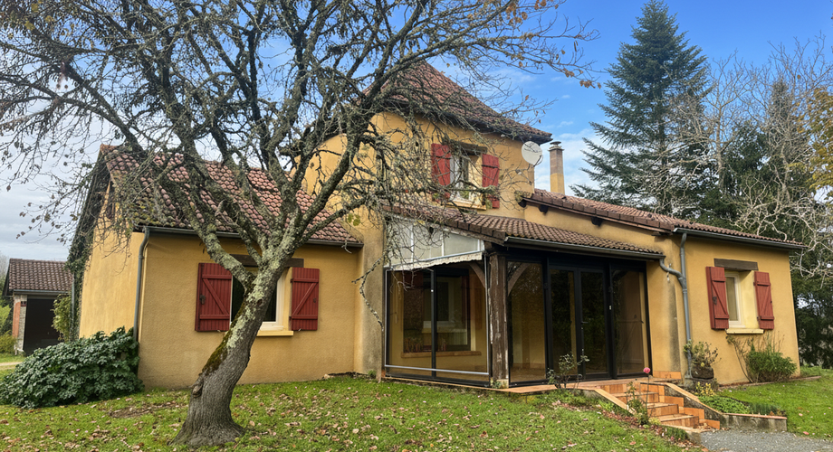 En Périgord Noir, sur les hauteurs de TAMNIES, maison de 120 m² située au calme avec jolie vue.