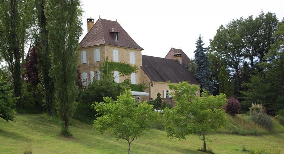 Magnifique PROPRIETE rénovée, offrant 550 m2 habitables, en plein coeur du Périgord Noir. Terrain de 20 hectares.