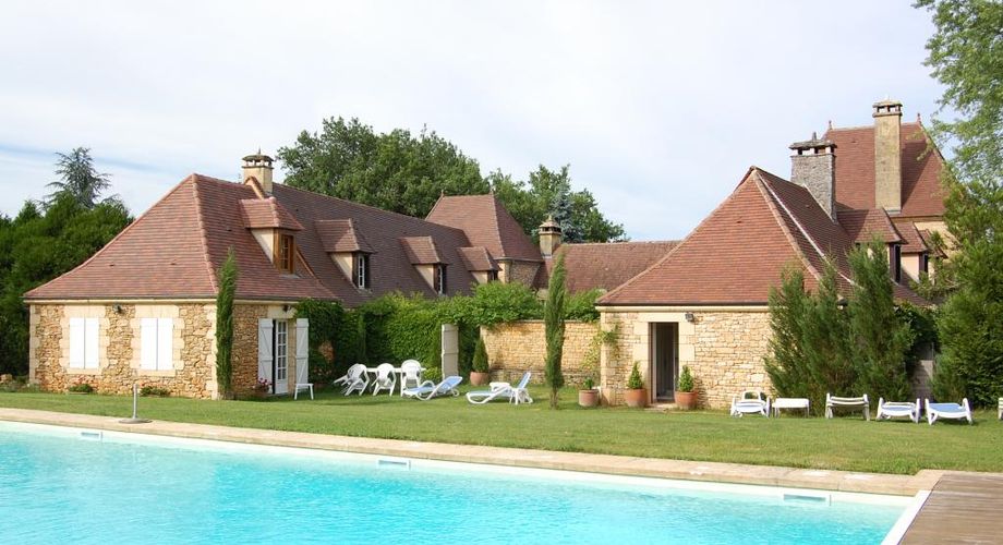 Magnifique PROPRIETE rénovée, offrant 550 m2 habitables, en plein coeur du Périgord Noir. Terrain de 20 hectares.