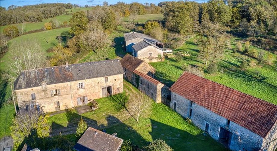 En Périgord noir, à 15 minutes d'Hautefort, magnifique corps de ferme à rénover sur 14.5 ha. 