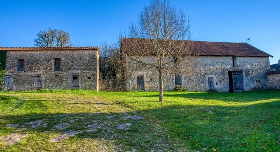 En Périgord noir, à 15 minutes d'Hautefort, magnifique corps de ferme à rénover sur 14.5 ha. 