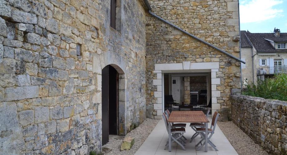 Opportunité à saisir! Grande maison en pierre avec belle grange attenante et cour dans le village de Borrèze entre Sarlat, Souillac et Salignac.