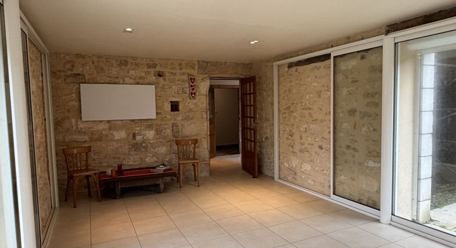 Opportunité à saisir! Grande maison en pierre avec belle grange attenante et cour dans le village de Borrèze entre Sarlat, Souillac et Salignac.