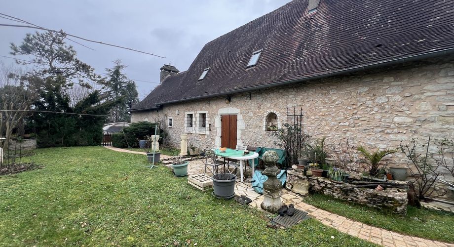 En Périgord Noir, à 5 mn de THENON et 15 minutes de Montignac, maison périgourdine de caractère en pierre dans un petit hameau typique et calme.