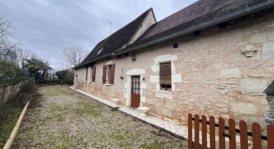 En Périgord Noir, à 5 mn de THENON et 15 minutes de Montignac, maison périgourdine de caractère en pierre dans un petit hameau typique et calme.