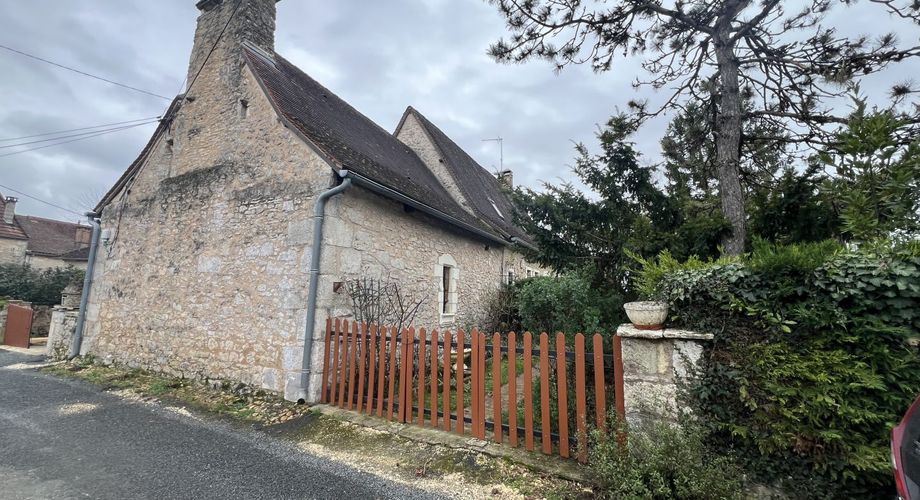 En Périgord Noir, à 5 mn de THENON et 15 minutes de Montignac, maison périgourdine de caractère en pierre dans un petit hameau typique et calme.