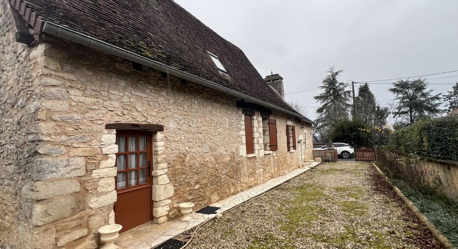 En Périgord Noir, à 5 mn de THENON et 15 minutes de Montignac, maison périgourdine de caractère en pierre dans un petit hameau typique et calme.