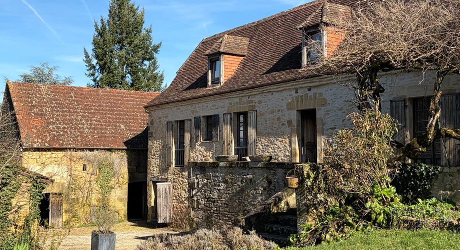 Dans Sarlat, au calme et en position dominante, maison d’habitation ancienne d’environ 135 m² habitables et grange (aménageable) sur plus de 2500 m² de terrain arboré avec piscine. Ensemble rarissime.