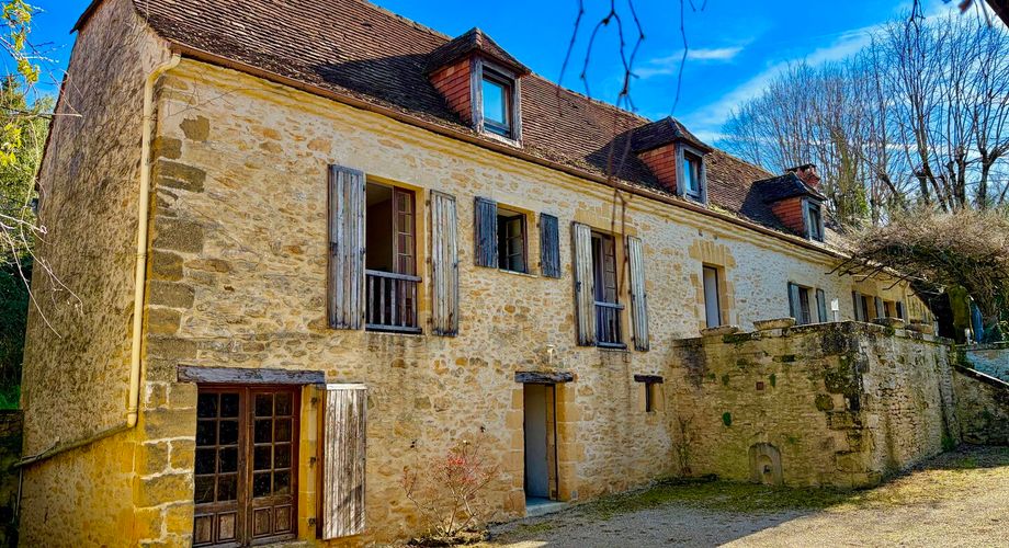 Dans Sarlat, au calme et en position dominante, maison d’habitation ancienne d’environ 135 m² habitables et grange (aménageable) sur plus de 2500 m² de terrain arboré avec piscine. Ensemble rarissime.