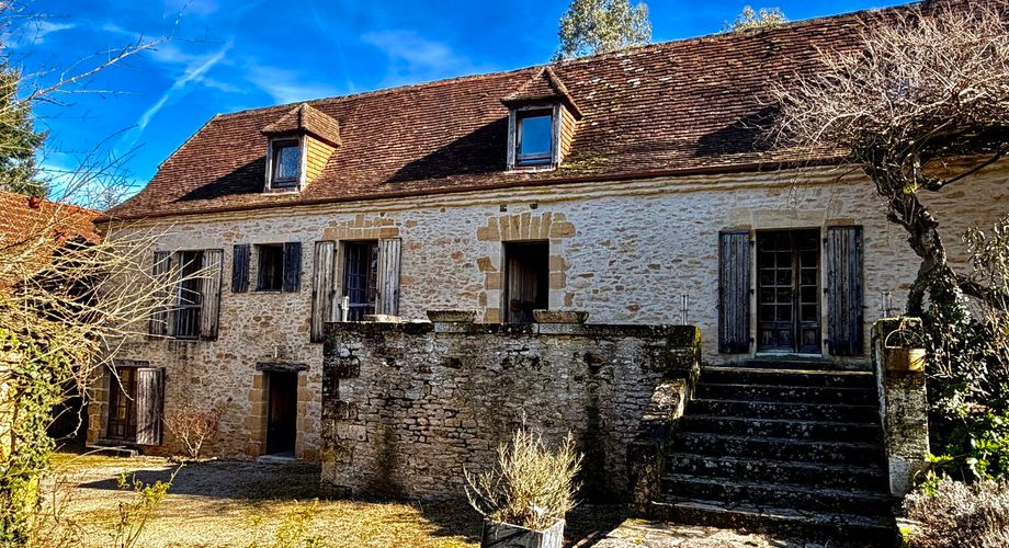 Dans Sarlat, au calme et en position dominante, maison d’habitation ancienne d’environ 135 m² habitables et grange (aménageable) sur plus de 2500 m² de terrain arboré avec piscine. Ensemble rarissime.