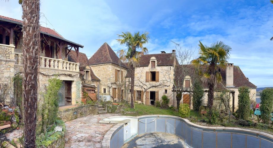 Unique à Montignac-Lascaux, maison ancienne avec piscine, dépendance (maison d’ami ou gîte à finir de restaurer), et un vrai jardin avec une vue imprenable sur le village et la rivière.