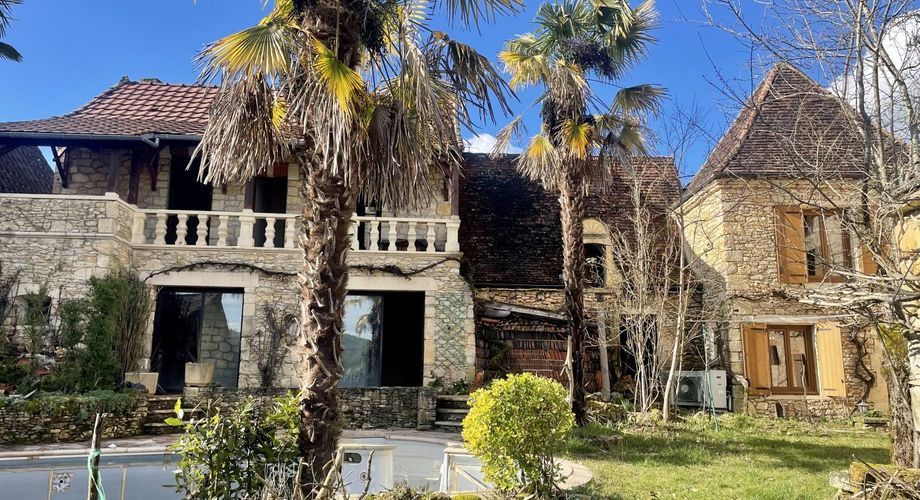 Unique à Montignac-Lascaux, maison ancienne avec piscine, dépendance (maison d’ami ou gîte à finir de restaurer), et un vrai jardin avec une vue imprenable sur le village et la rivière.