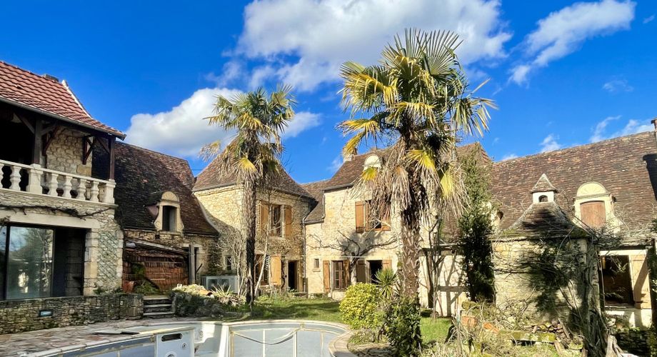 Unique à Montignac-Lascaux, maison ancienne avec piscine, dépendance (maison d’ami ou gîte à finir de restaurer), et un vrai jardin avec une vue imprenable sur le village et la rivière.