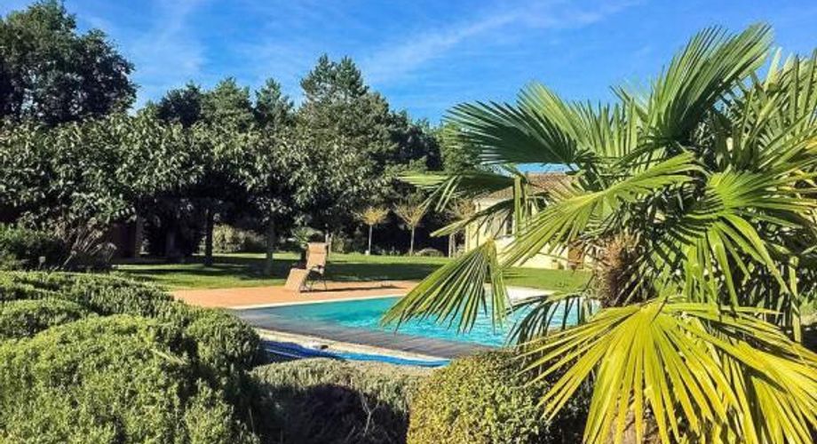 In the heart of the Périgord Noir, contemporary house with swimming pool and superb landscaped grounds, set in a peaceful and quiet environment.