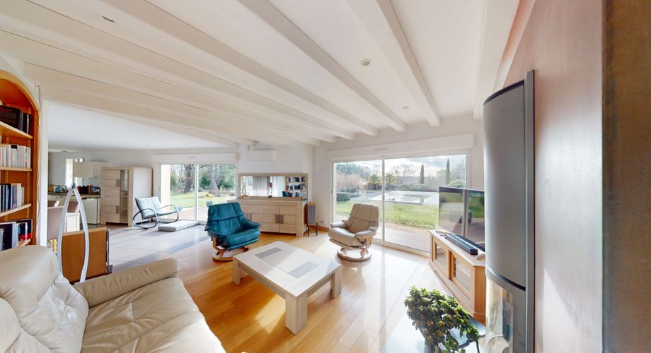 In the heart of the Périgord Noir, contemporary house with swimming pool and superb landscaped grounds, set in a peaceful and quiet environment.