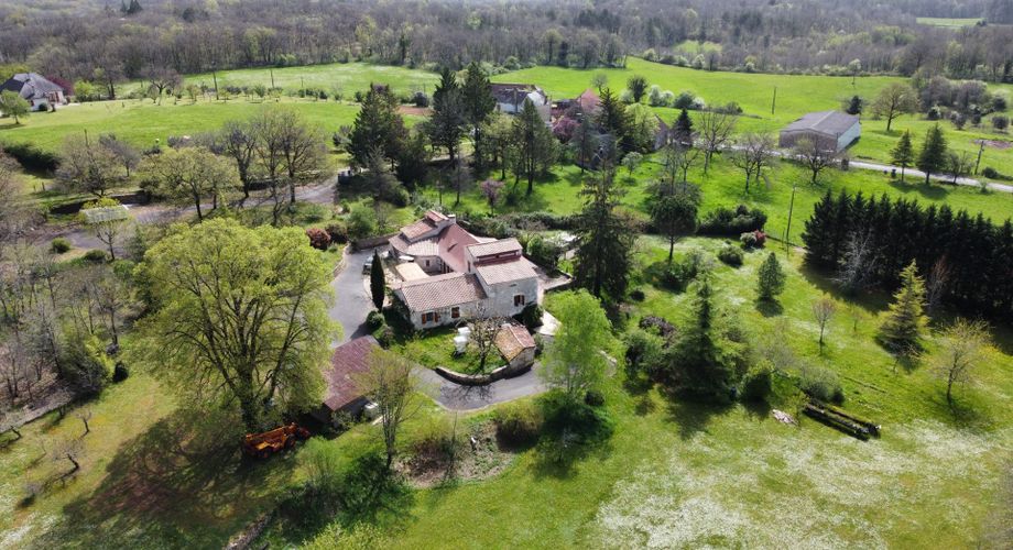 Entre Martel, Brive la Gaillarde et Souillac, Propriété sur un très beau terrain de 2.5 ha avec grande maison de plus de 240 m² habitables, et un atelier.