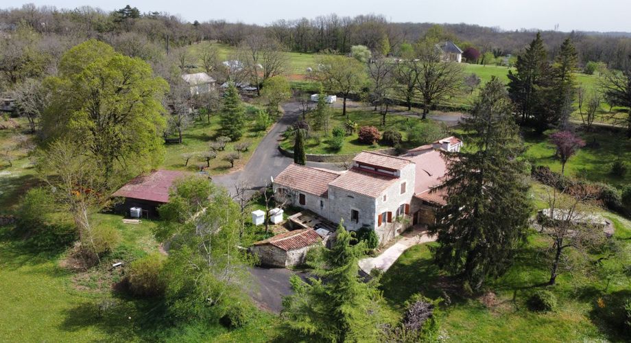 Entre Martel, Brive la Gaillarde et Souillac, Propriété sur un très beau terrain de 2.5 ha avec grande maison de plus de 240 m² habitables, et un atelier.