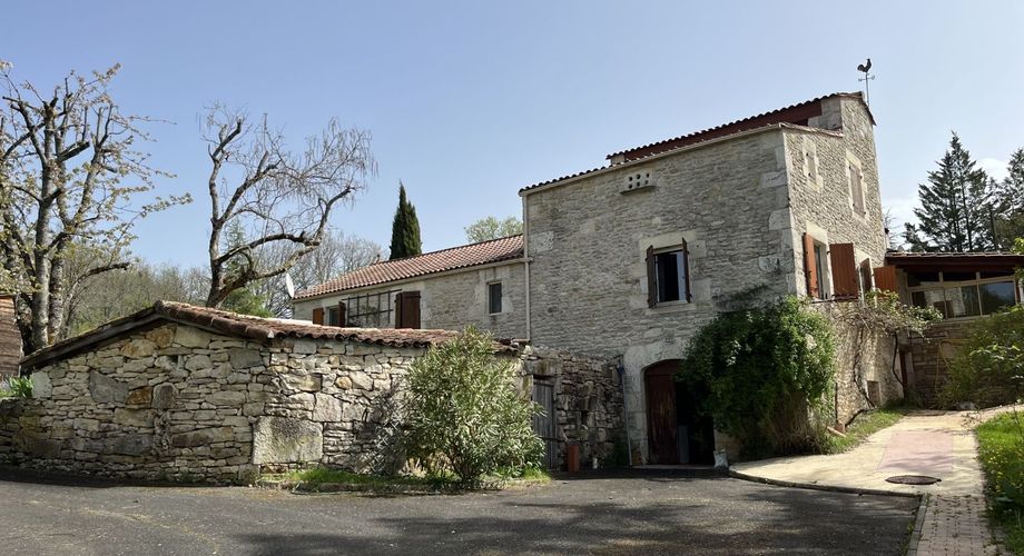 Entre Martel, Brive la Gaillarde et Souillac, Propriété sur un très beau terrain de 2.5 ha avec grande maison de plus de 240 m² habitables, et un atelier.