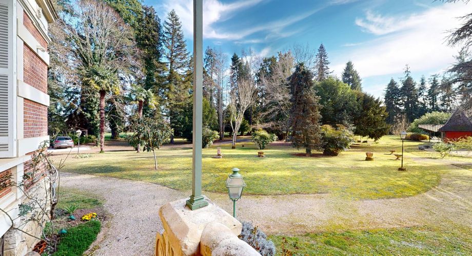 Aux portes du Périgord Noir, aux abords de Souillac en direction de Sarlat, au centre d'un magnifique parc de 3 hectares, belle demeure rénovée offrant plus de 500 m² habitables, avec piscine et dépendance.